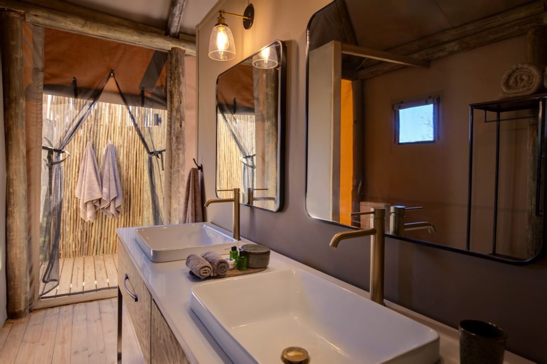 En-suite bathroom — Camp Khwai